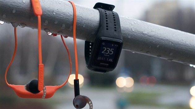 TomTom Spark se sluchtky Urbanista.