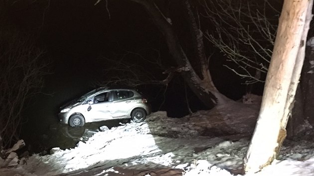 Peugeot jedouc na Veslask ostrov v Praze skonil kvli namrzl silnici v ece.