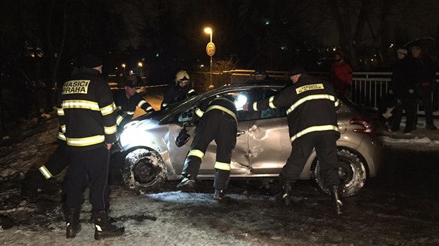 Peugeot jedouc na Veslask ostrov skonil v ece, vytahovali ho hasii. (18.1.2016)