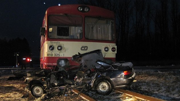 Tragick srka vlaku s autem u Rokytnice v Orlickch horch (13.1.2015).