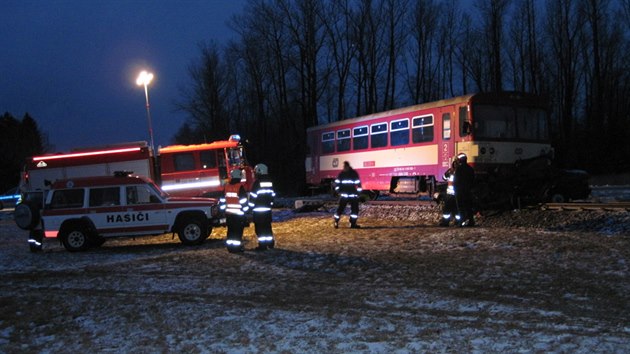Tragick srka vlaku s autem u Rokytnice v Orlickch horch (13.1.2015).
