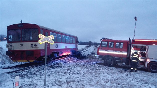 Tragick srka vlaku s autem u Rokytnice v Orlickch horch (13.1.2015).