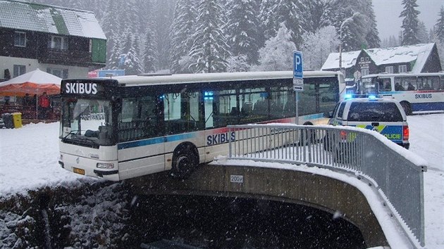 Skibus v Peci pod Snkou dostal smyk a mlem skonil v potoce (12.1.2016).