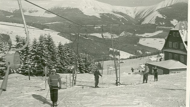 Plny skiarelu na jinch svazch Studnin hory (v horn sti snmku) vznikly v 60. letech, ve stejn dob, kdy byla pozena tato fotografie lyaskho vleku nad Pec pod Snkou.