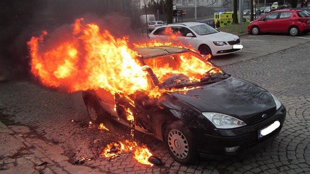 Auto v centru Zlna vzpllo bhem nkolika minut.