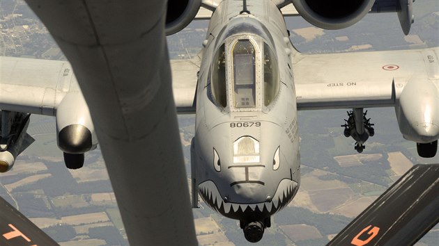 A-10 Thunderbolt II tankuje bhem mise 22. dubna 2015 z tankeru KC-135R Stratotanker