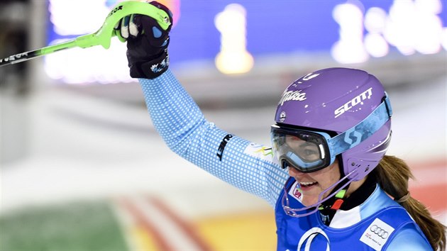 rka Strachov se raduje z druhho msta ve slalomu Svtovho pohru ve Flachau.