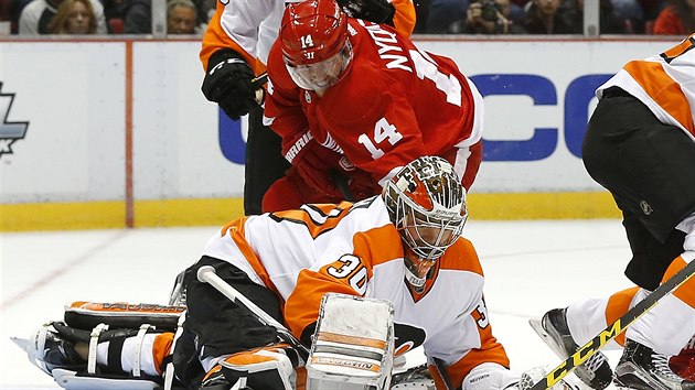 Glman Michal Neuvirth z Philadelphie likviduje anci Gustava Nyquista z Detroitu.