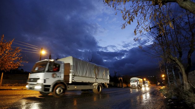 V syrsk Madji hladov asi 40 tisc lid. Na msto proto m humanitrn konvoje (15. ledna 2016).