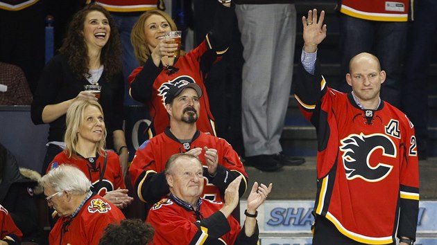 Robyn Regehr se lou s NHL, zdrav fanouky Calgary Flames.