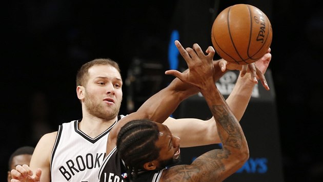 Bojan Bogdanovi (vlevo) z Brooklynu fauluje Kawhiho Leonarda ze San Antonia.