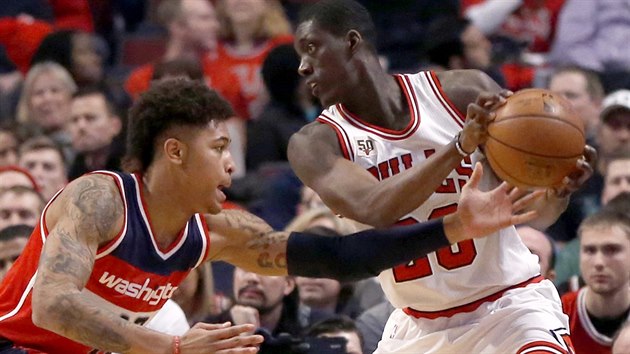 Kelly Oubre Jr. (vlevo) z Washingtonu se sna obrat o m Tonyho Snella z Chicaga.