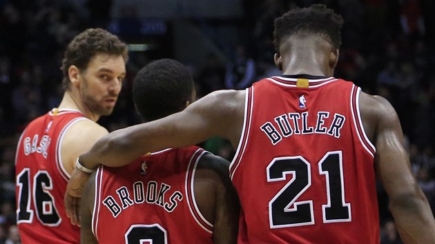 Pau Gasol, Aaron Brooks a Jimmy Butler vstebvaj porku svho Chicaga s rivaly z Milwaukee.