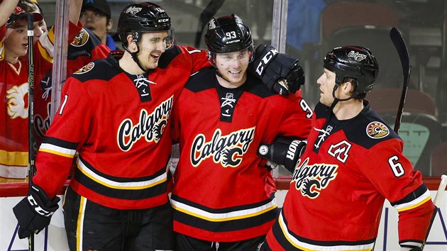 Mikael Backlund, Sam Bennett a Dennis Wideman (zleva) oslavuj trefu Calgary.