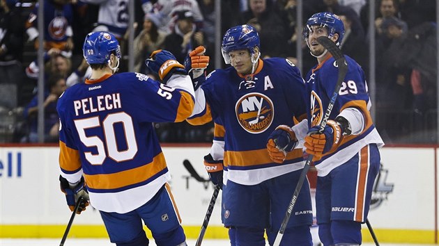 Adam Pelech, Kyle Okposo a Brock Nelson se raduj z glu NY Islanders.