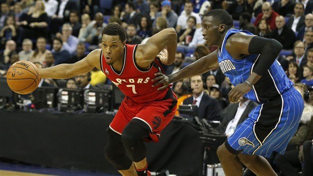 Kyle Lowry (vlevo) z Toronta unik Victoru Oladipovi z Orlanda.