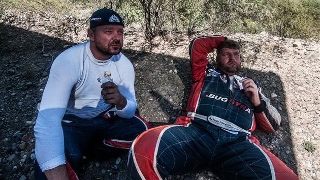 Jaroslav Valtr (vlevo) a Martin Kolom odpovaj bhem Rallye Dakar.
