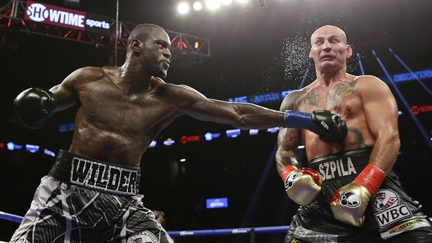 Deontay Wilder (vlevo) tvrd trefil svého rivala Artura Szpilku.