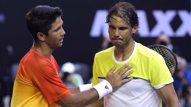 DKY ZA BITVU. Rafael Nadal (vpravo) gratuluje Fernandu Verdaskovi k postupu do 2. kola Australian Open.