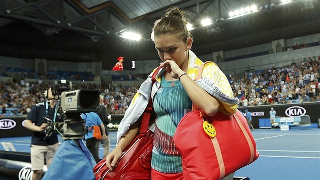 KDY SE SMJE JEN KABELKA. Smajlk pipevnn na kabelce Simony Halepov kontrastuje s jej smutnou tv po prohe v 1. kole Australian Open.