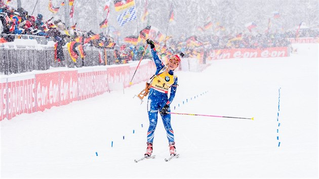 Gabriela Soukalová triumfáln dojídí do cíle hromadného závodu v Ruhpoldingu.