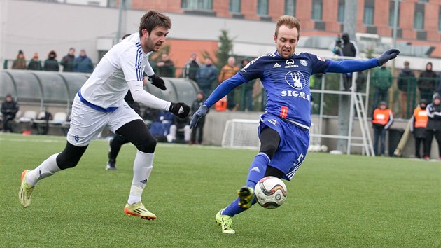 Olomouck Vojtch tpn (vpravo) bhem duelu Tipsport ligy s Frdkem-Mstkem