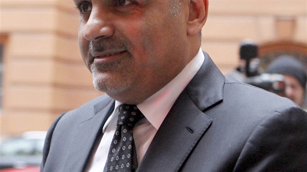 Patnctilenn skupina v ele s echorncem Shahramem Abdullahem Zadehem okradla podle vyetovatel stt o 2,3 miliardy korun. Obalovan stanuli ped soudem. (19. ledna 2016)