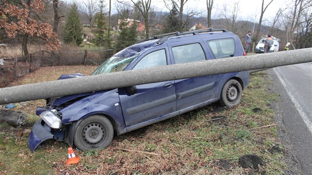 Nepozorn idi vyjel z cesty a porazil betonov sloup.