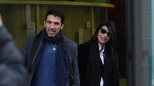 Gianluigi Buffon a laria DAmicov si z porodnice odvej syna, ktermu dali jmno Leopold Mattia (Milno, 9. ledna 2016)