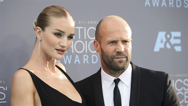 Rosie Huntington-Whiteleyov a Jason Statham (Santa Monica, 17. ledna 2016)