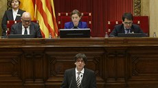Nový katalánský premiér Carles Puigdemont vyzývá v projevu v parlamentu k...