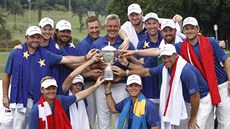 Golfový tým výběru Evropy po utkání, ve kterém v Kuala Lumpuru zdolal výběr... Golfový tým výběru Evropy po utkání, ve kterém v Kuala Lumpuru zdolal výběr...