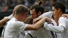 Fotbalisté Realu Madrid slaví branku v utkání proti Sportingu Gijón.