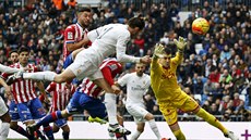 Létající Gareth Bale dává branku v utkání s Gijónem.