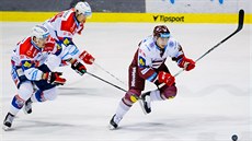 Sparťan Michal Dragoun stíhaný pardubickými hráči. Sparťan Michal Dragoun stíhaný pardubickými hráči.