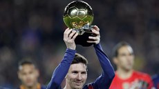 Lionel Messi  (vlevo) ukázal ped zápasem s Bilbaem Zlatý mí, který získal u...