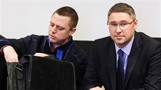 Štěpán Prášil (vpravo) se svým obhájcem u pražského městského soudu. Štěpán Prášil (vpravo) se svým obhájcem u pražského městského soudu.