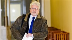 Bývalý senátor Tomáš Kladívko přichází k pražskému městskému soudu. Bývalý senátor Tomáš Kladívko přichází k pražskému městskému soudu.