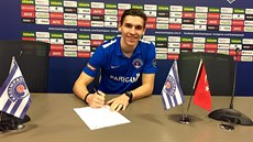 PŘI PODPISU. David Pavelka v úterý podepsal smlouvu s tureckým týmem Kasimpasa. PŘI PODPISU. David Pavelka v úterý podepsal smlouvu s tureckým týmem Kasimpasa.