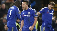 RADOST KAPITÁNA. John Terry srovnal zápas s Evertonem a v osmé nastavené...