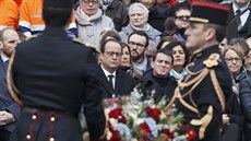 Pamětní desku obětem atentátů odhalili prezident François Hollande (10. ledna... Pamětní desku obětem atentátů odhalili prezident François Hollande (10. ledna...