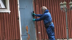 Policista prohledává stavení v Knislingu (22. září 2015) Policista prohledává stavení v Knislingu (22. září 2015)