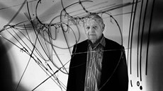 Jednadevadesátiletý sochař Karel Malich se svými "dráty" v pražském ateliéru Jednadevadesátiletý sochař Karel Malich se svými "dráty" v pražském ateliéru