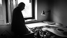 Výtvarník Karel Malich u svého pracovního stolu v uhínveském ateliéru