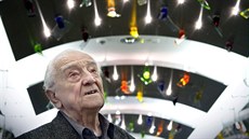 Světoznámý sklářský výtvarník René Roubíček vytvořil v roce 1996 pro pražskou... Světoznámý sklářský výtvarník René Roubíček vytvořil v roce 1996 pro pražskou...