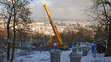 Na Petín zaala nároná rekonstrukce mostu lanové dráhy. Starý byl v...