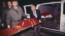 Kanadští policisté nakládají těla pěti obětí rituální vraždy v horské chatě v... Kanadští policisté nakládají těla pěti obětí rituální vraždy v horské chatě v...