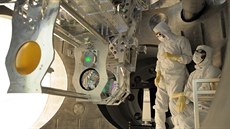 Zábr z instalace nového laseru do experimentu LIGO bhem jeho modernizace na...