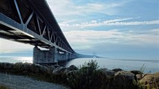 Dálniní a elezniní most pes úinu Öresund.