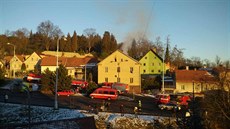 Hořící dům neunikl pozornosti obyvatel z blízkých paneláků. Hořící dům neunikl pozornosti obyvatel z blízkých paneláků.